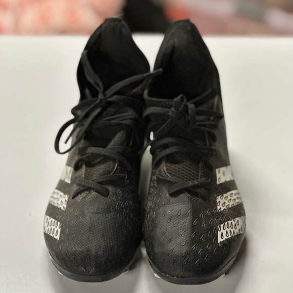Boys Adidas Predator Accuracy Soccer Shoes Cleats Size 4.5 - Picture 2 of 4